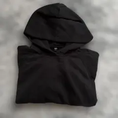 黒のフード付きパーカー