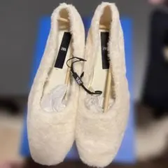 新品未使用ZARA フラットシューズ クリーム色 ファー