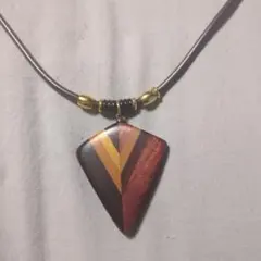 木製三角形ペンダントネックレス