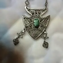 シルバー色の装飾的なネックレス