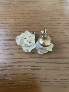 花の形状 クリア ピアス