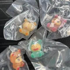 クレヨンしんちゃん　めじるしアクセサリー　カプセルトイ ガチャ　4体セット