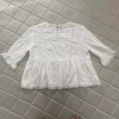 ZARA 刺繍入りホワイト五分袖トップス