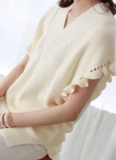 アイボリー Vネック ニットベスト フリル袖