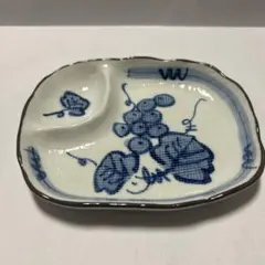 青い模様の陶器小皿 仕切り付き
