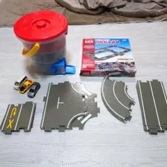 【トミカセット】でるでるバケツ ＆ つながる道路 ＋ トミカ3台付き