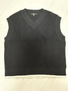 【ユニクロＣ】黒 ニットベスト Vネック