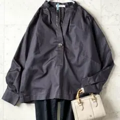 極美品♪ebure エブール コットンVネックブラウス 38 チャコールグレーのサムネイル