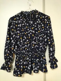 しまむら 花柄ネイビーペプラムブラウス