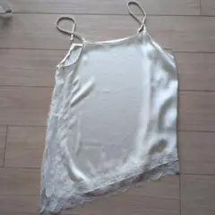 新品★HER.　今季レースキャミソール　白　サテンのサムネイル