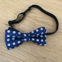 蝶ネクタイ　花柄　男女問わず可愛い　オシャレ