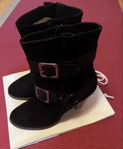 ブラックスエードバックルショートブーツ