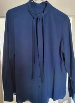 新品⭐︎TOMORROWLAND ネイビー長袖シャツです