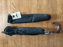 黒い木製ハンドルの折りたたみ傘