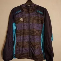 umbro 迷彩柄ウィンドブレーカー フード付き