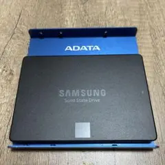 Samsung SSD （容量不明・2.5インチ / ADATAマウンタ付き）