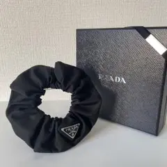 【新品未開封】PRADA プラダ シュシュ 黒 三角ロゴプレート 正規品 PRADA プラダ シュシュ 黒 ブラック Re-Nylon｜Yahoo