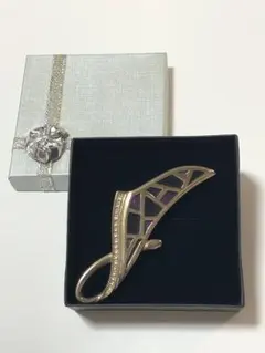 金色　ブローチ