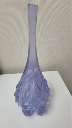 紫色の流線型花瓶