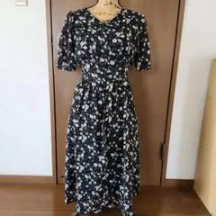 【値下げ】アース　黒地　花柄 半袖ワンピース