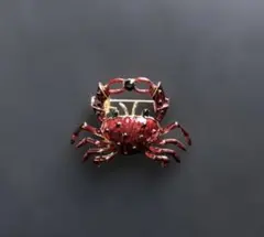 【新品】カニデザインの赤色ブローチ ハサミ部分が可愛い　コンパクトサイズ