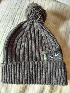ANYA HINDMARCH×UNIQLOカーキ ニット帽 ポンポン付き