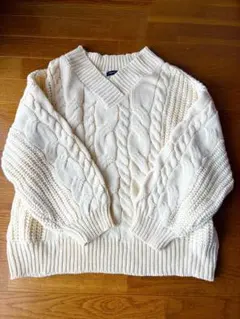 アイボリー ケーブル編み ニットセーター Vネック