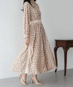 【美品】ブルーイースト｜エンボスフラワープリントワンピ｜ベージュ M