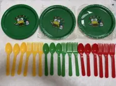 ケロケロケロッピ、プラスチックのプレート9枚とスプーン，フォークのセット9人分のサムネイル