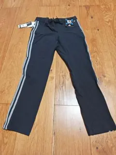 新品タグ付S adidas （アディダス） 9分丈 カジュアルパンツ