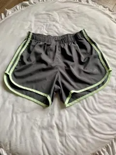 adidas グレー ライム ショートパンツ