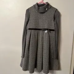 タルティーヌエショコラ チェック柄ワンピース，タートルネックセーター。