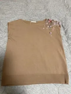 ウィルセレクション　花柄刺繍 ノースリーブ ニット ベージュのサムネイル