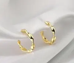 ツイストフープ　ピアス　ゴールド シルバー サージカルステンレス