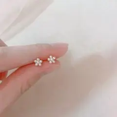 小パールフラワーピアス　小ぶり