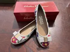 ♪*♪様 r*A様 Ferragamo フラワープリント フラットシューズ