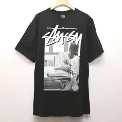 【M】STUSSY J Dilla フォト Tシャツ ストックロゴ ブラック 黒