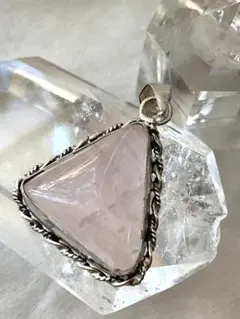 【訳アリ】ローズクォーツトライアングルペンダント