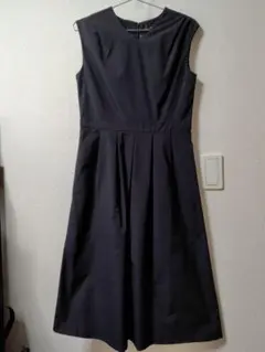 黒のVネックノースリーブドレス