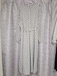 水玉模様の長袖ワンピース