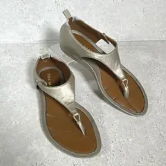 Cole Haan〔24相当〕ゴールドメタリックレザー フラット トングサンダルのサムネイル