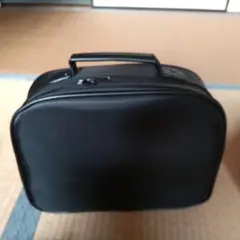 黒のナイロン製トラベルポーチ