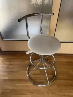 カウンターチェア　コンパクトサイズ　油圧式