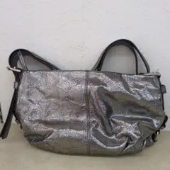 COACH メタリックロゴ ショルダーバッグのサムネイル