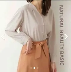 【NATURAL BEAUTY BASIC】フロントパールボタンブラウス