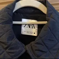 黒いキルティングノースリーブベスト