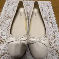 リボン付きベージュフラットシューズ