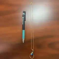 【暗闇でぼんやり光る】ゴールドチェーン ネックレス 青い玉