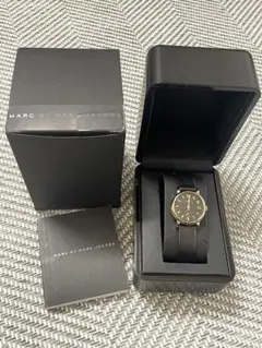 MARC BY MARC JACOBS ブラックレザー腕時計