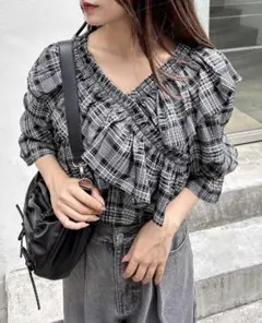 イング　クロスフリルオフショルブラウス